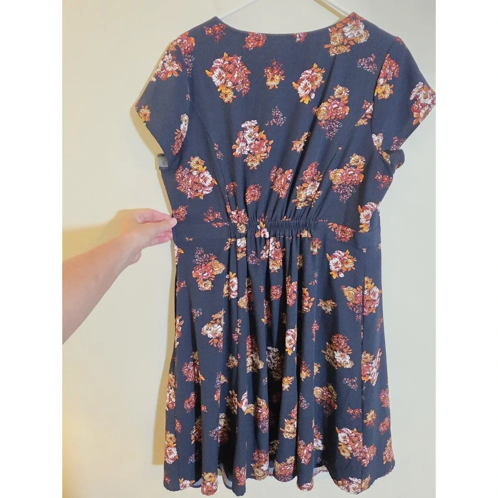 ModCloth Women's Sz 1X Sentimental‎ Special Floral Cap V-Neck Short Sleeve Dress - Picture 4 of 8